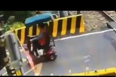 Ατίθασα Νιάτα: Γιαγιά παραβιάζει τις μπάρες σε διάβαση τρένου με αναπηρικό σκούτερ ! Βίντεο!