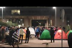 Θεσσαλονίκη: Έστησαν χορό και γλέντι στο δημαρχείο οι αρνητές (VIDEO)