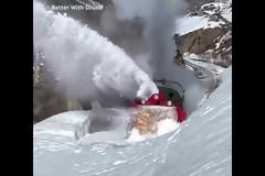 Τρένο εκχιονισμού 107 ετών σε δράση. Βίντεο.