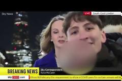 Νεαρός μπήκε μπροστά στην κάμερα του Sky news και άρχισε να βρίζει (Video)