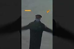 Μήνυμα αγάπης: Υπάλληλος σταθμού τρένου κάνει πόζα καρδιάς για τη γυναίκα του σε κάμερα ασφαλείας!