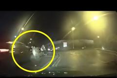 Βρετανία: Είδαν το χάρο με τα μάτια τους δύο άνθρωποι - Έπεσε πάνω τους αυτοκίνητο (Video)