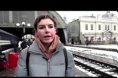 ΒΙΝΤΕΟ: Μάχη για μία θέση στο τρένο-Μητέρες χωρίζονται από τα παιδιά τους