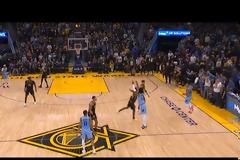 Απίστευτο buzzer breater από το κέντρο του γηπέδου!