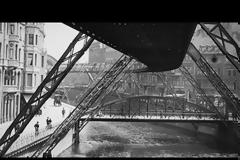 Η γερμανική πόλη με έναν απίστευτο ανάποδο σιδηρόδρομο