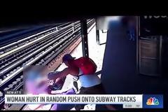 Σοκ στο Μπρόνξ: Άντρας έσπρωξε γυναίκα και την πέταξε στις ράγες του Μετρό (Video)