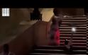 Τουρίστρια προξένησε ζημιά στα ιστορικά Ισπανικά Σκαλοπάτια της Ρώμης - Πέταξε το ηλεκτρικό πατίνι της (Video)