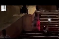 Τουρίστρια προξένησε ζημιά στα ιστορικά Ισπανικά Σκαλοπάτια της Ρώμης - Πέταξε το ηλεκτρικό πατίνι της (Video)