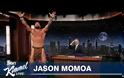 Τζέισον Μομόα γδύθηκε live σε ζωντανή εκπομπή (Video)