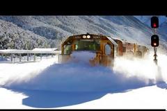 Απίστευτες εικόνες με τρένα που κινούνται μέσα σε χιόνι. Βίντεο