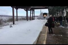 Τρένο εκσφενδονίζει το χιόνι και οι άνθρωποι μένουν ακίνητοι! Βίντεο!