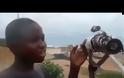 12χρονος Σενεγαλέζος που κατασκεύασε ένα τηλεσκόπιο με σύρματα, κουτιά και τα γυαλιά του πατέρα του!!