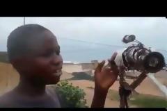 12χρονος Σενεγαλέζος που κατασκεύασε ένα τηλεσκόπιο με σύρματα, κουτιά και τα γυαλιά του πατέρα του!!