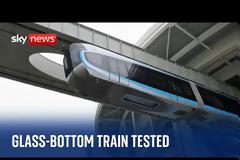 Κρεμαστό τρένο με γυάλινο πάτωμα δοκιμάστηκε στη Γουχάν της Κίνας. Δείτε το βίντεο.