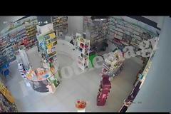Πειραιάς: Συμμορία απειλούσε με όπλα και μαχαίρια υπαλλήλους φαρμακείων και «άδειαζαν» τα ταμεία - Βίντεο ντοκουμέντο