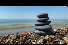 Λάδι με φλούδες λεμονιού και φύλλα ευκάλυπτου για τις πονεμένες μας αρθρ...