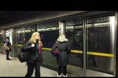 Γυάλινο τείχος στην γραμμή μετρό Τζούμπιλι του Λονδίνου.