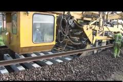 Αυτόνομο μηχάνημα τοποθετεί ραγές τρένου. Βίντεο