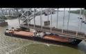 Ρωσικό φορτηγό πλοίο χτυπά τη γέφυρα τρένου που τροφοδοτεί την Κριμαία