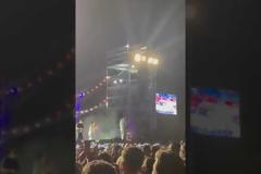 Ο Κωνσταντίνος Αργυρός σταμάτησε τη συναυλία για να πανηγυρίσει τη νίκη της Εθνικής