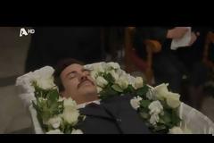 «Porto Leone: Στη γειτονιά με τα κόκκινα φανάρια» - Απόψε στις 22:00 ο Πειραιάς ντύνεται στα μαύρα και αποχαιρετά τον Στράτο Καπετανάκο !