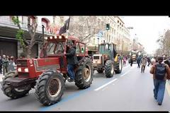Οι Αγρότες με τα τρακτέρ στο Σύνταγμα - φωτο- βίντεο  MPAMPINH IN  6:32 Μ.Μ.  ΑΓΡΟΤΙΚΑ