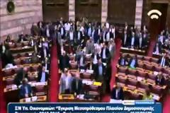 ΕΜΠΛΟΚΗ ΣΤΗ ΒΟΥΛΗ: ΑΠΟΧΩΡΗΣΕ Ο ΣΥΡΙΖΑ ΑΠΟ ΤΗΝ ΟΝΟΜΑΣΤΙΚΗ ΓΙΑ ΤΗ ΣΥΝΤΑΓΜΑΤΙΚΟΤΗΤΑ (VIDEO)