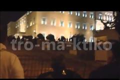 Δείτε βίντεο από το άγριο γιουχάρισμα νωρίτερα σε άντρες των ΜΑΤ στη περίφραξη της Βουλής [video]