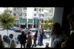 Δικηγόρος κατεβάζει τη σημαία στα Δικαστήρια Θεσσαλονίκης (Video)