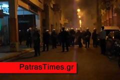 Πάτρα: Ομάδα αντιεξουσιαστών πολιόρκησε την Α΄ ΔΟΥ - Δακρυγόνα έξω από το κτίριο [video]