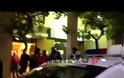 ΠΗΓΕ ΝΑ ΠΕΣΕΙ ΑΠΟ ΤΟΝ 6ο ΓΙΑ ΤΑ ΜΑΤΙΑ ΜΙΑΣ ΒΟΥΛΓΑΡΑΣ. ΤΟΝ ΜΑΖΕΨΕ Η ΑΣΤΥΝΟΜΙΑ