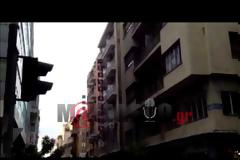 ΠΗΓΕ ΝΑ ΠΕΣΕΙ ΑΠΟ ΤΟΝ 6ο ΓΙΑ ΤΑ ΜΑΤΙΑ ΜΙΑΣ ΒΟΥΛΓΑΡΑΣ. ΤΟΝ ΜΑΖΕΨΕ Η ΑΣΤΥΝΟΜΙΑ