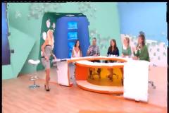 Ξυπόλητη μπήκε σήμερα στο πλατό της εκπομπής της η Μενεγάκη!