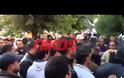 Διαμαρτυρία Αιγυπτίων για την κακοποίηση ομοεθνή τους από φούρναρη στη Σαλαμίνα.(τον κατήγγειλε για κλοπή 12.000 ευρώ από το κατάστημα του)