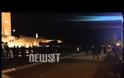 Διαδηλωτές έριξαν τα κάγκλελα μπροστά από τη Βουλή - Ένταση στο Σύνταγμα