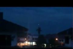 Λαμπερό UFO εθεάθη πάνω από Sarawak, Βόρνεο Στις 10, Νοεμβρίου 2012.