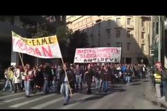 Οι σημαίες των χωρών που πλήττονται απ΄την κρίση, στην πορεία στο Σύνταγμα