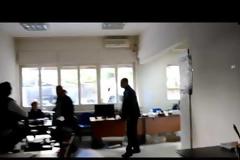 Νεοέλληνας συνδικαλιστής..Με δημοκρατικές διαδικασίες υβρίζει,απειλεί για βιαιότητες και στο τέλος διώχνει όσους υπαλλήλους δεν ήθελαν να κάνουν απεργία..Η συμπεριφορά είναι η ίδια ακόμα και πολίτες..Βίντεο.