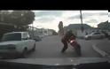 Ξεκαρδιστικός μηχανόβιος δεν μπορεί να κρατήσει με τίποτα όρθια τη μηχανή του! [Video]