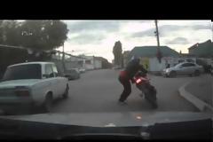 Ξεκαρδιστικός μηχανόβιος δεν μπορεί να κρατήσει με τίποτα όρθια τη μηχανή του! [Video]