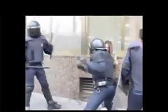 Βίντεο που κόβει την ανάσα - Απίστευτη βαρβαρότητα αστυνομικών σε 13χρονο