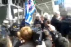 Ξύλο σε μέλη της γερμανικής αντιπροσωπείας (BINTEO)...