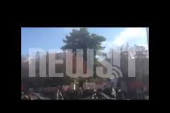 Αγριο (δημοκρατικό) ξύλο από κουκουλοφόρους έξω από το Πολυτεχνείο (vid)