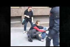 Τα ΜΑΤ στην Ισπανία χτύπησαν με γκλοπ και άνοιξαν το κεφάλι 13χρονου - Δείτε το βίντεο