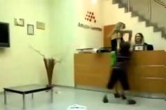 Αγοράκι ξεβράκωσε τη μαμά του από τα νεύρα του (Βίντεο)
