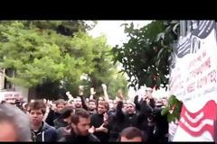 Τα μπουκάλια και οι καφέδες κατά του υφ. Παιδείας σε βίντεο