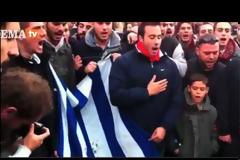 ΣΥΓΚΛΟΝΙΣΤΙΚΟ ΒΙΝΤΕΟ! ΦΟΙΤΗΤΕΣ ΨΕΛΝΟΥΝ ΤΟΝ ΕΘΝΙΚΟ ΥΜΝΟ ΣΤΟ ΠΟΛΥΤΕΧΝΕΙΟ!