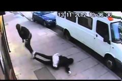 Απίστευτο μίσος..Αφρικανός κτυπάει και σωριάζει αναίσθητη 16χρονη στο Λονδίνο .