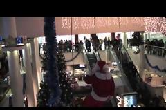 Κρεμάστηκε από τη γενειάδα του [video]