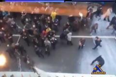 Έλουσαν με γάλα τους αστυνομικούς στις Βρυξέλλες [Video]